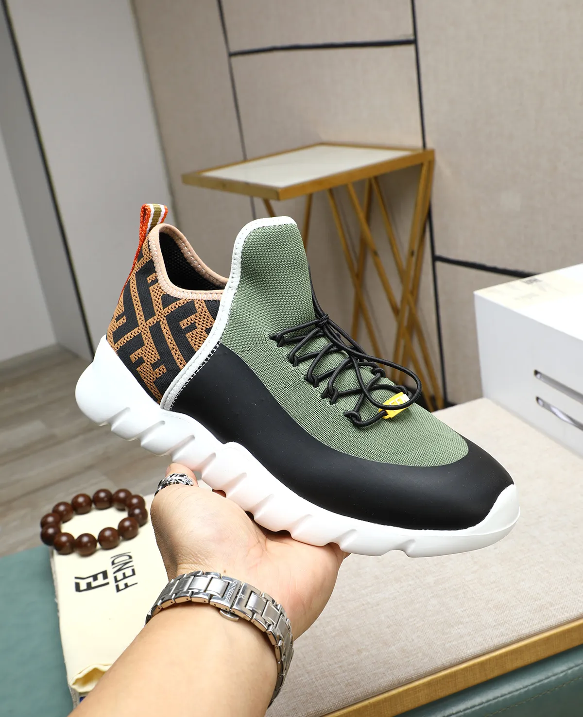 Men's Men's Shoes 💰700 Fendi Fendi's latest Tag series of men's casual mesh sports running shoes, originally purchased and developed, this Tag sports shoe is a one-leg sneaker, made of black high-tech mesh material with gray neoprene details. Oversized FENDI lettering on the side and translucent rubber details. Light and flexible rubber running shoe soles, beautifully packaged at the delivery counter, customized breathable lining, original molded foam rubber outsole, sole thickness: 3.5CM! Size: 39-44 (customized at 38.45.46)
